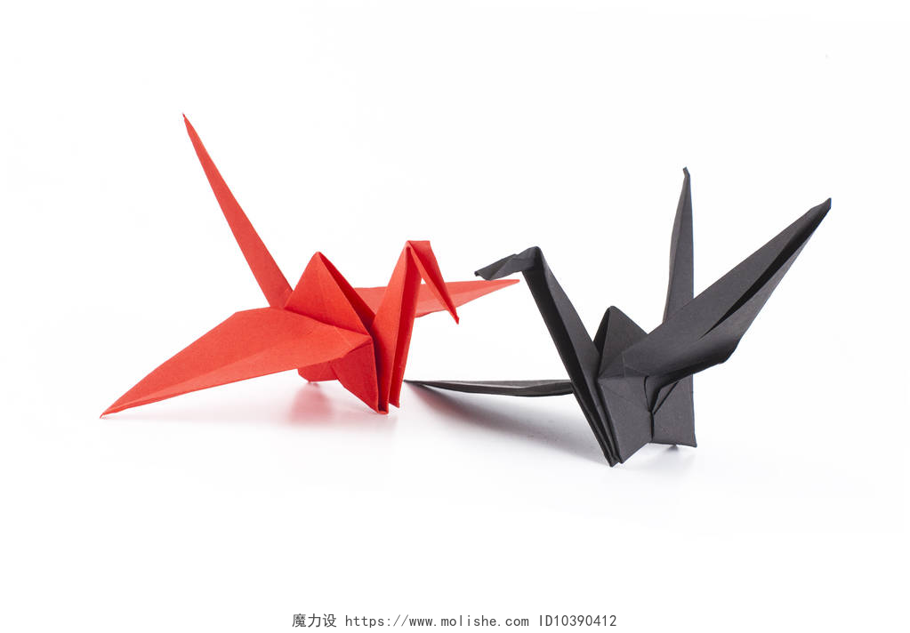 白色背景上一黑一红两个折纸鹤特写红色和黑色折纸鹤隔离在白色